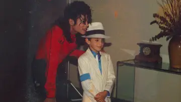 Backdrop for the TV series "Leaving Neverland" #1470841