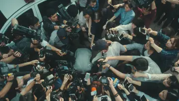 Backdrop к сериалу "The World Between Us" #1480403