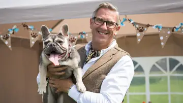 Backdrop for the TV series "Dogs Behaving (Very) Badly" #1512737