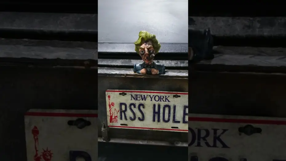 Watch film Caught Stealing | Keeping it British… and a little bit unhinged.