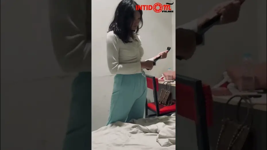 Watch film Di Tengah Dua Saudari 3 | Cuplikan Film Di Tengah Dua Saudari 3